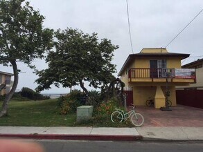 6693 Del Playa Dr, Unit 6693A DEL PLAYA in Isla Vista, CA - Foto de edificio - Building Photo