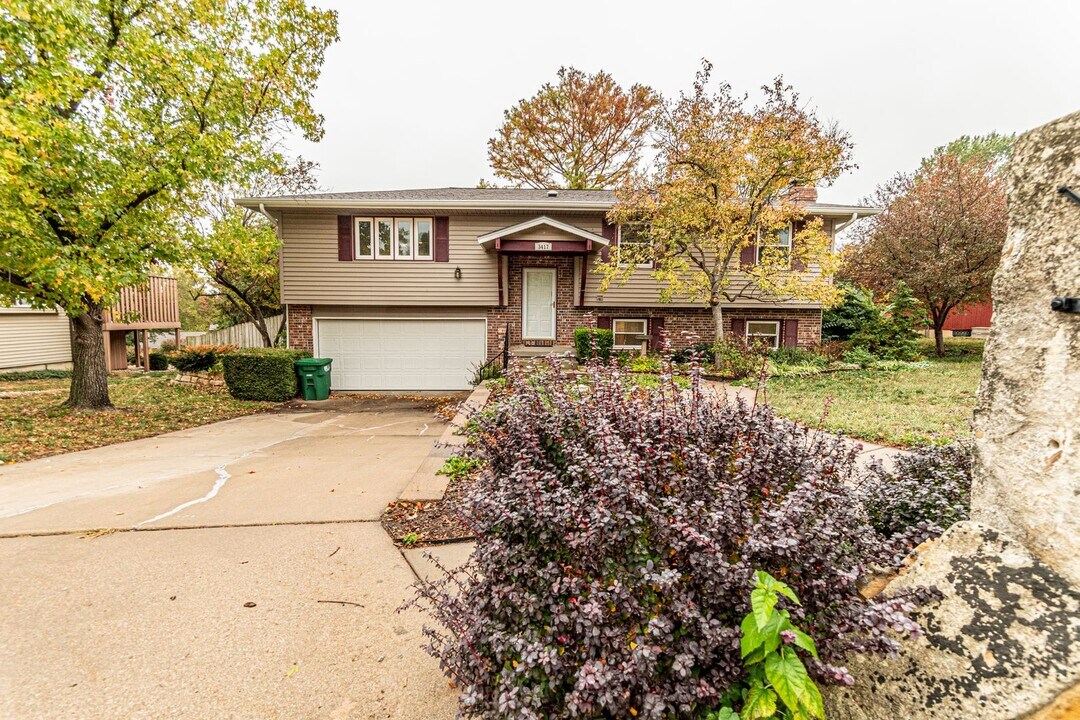 3417 Chimney Rock Rd in Manhattan, KS - Building Photo