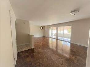 539 Ridgewood Rd in Elk Grove Village, IL - Building Photo - Building Photo