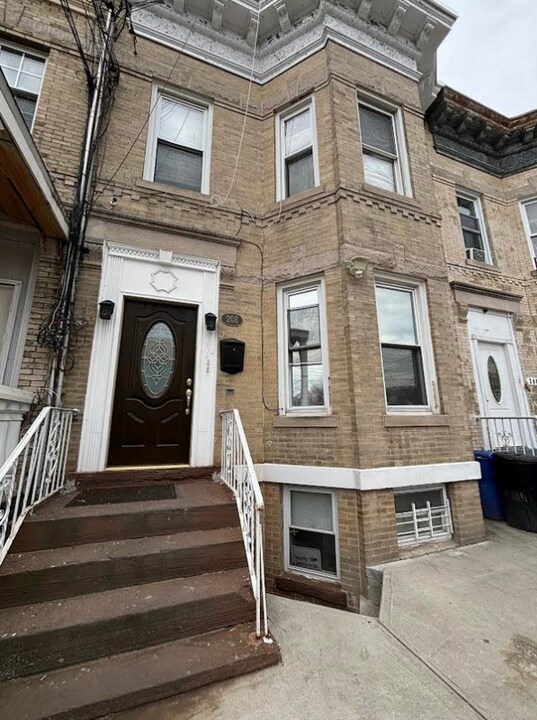 208 Eldert Ln in Brooklyn, NY - Building Photo