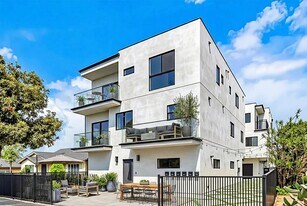 4558 1/2 Saturn St in Los Angeles, CA - Building Photo