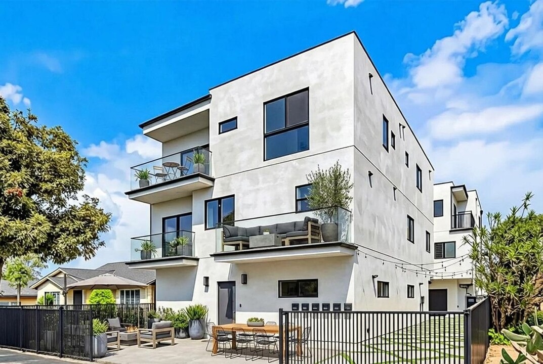 4558 1/2 Saturn St in Los Angeles, CA - Building Photo