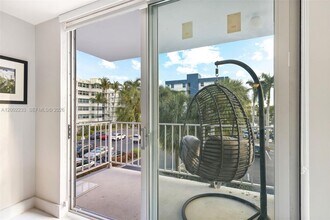 16546 NE 26th Ave in North Miami Beach, FL - Foto de edificio - Building Photo