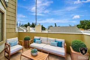 18408 Hatteras St in Los Angeles, CA - Building Photo