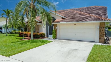 458 Countryside Dr in Naples, FL - Building Photo - Building Photo