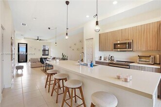 8195 NW 104th Ave in Doral, FL - Foto de edificio - Building Photo