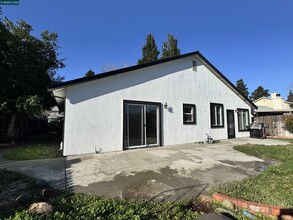 1013 Cinnabar Way in Vacaville, CA - Building Photo - Building Photo