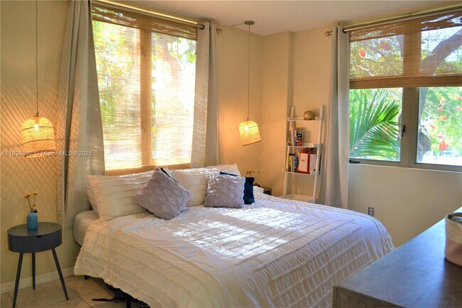 2630 SW 28th St in Miami, FL - Building Photo - Building Photo