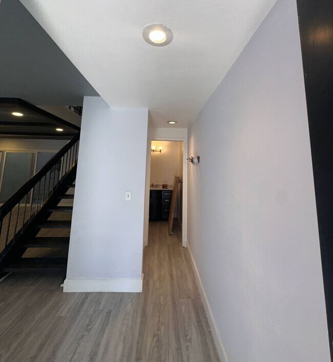 605 Rainier Way in Costa Mesa, CA - Building Photo - Building Photo