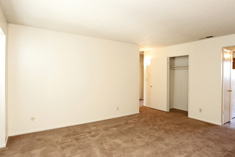 Creekside Apartments in Fresno, CA - Building Photo - Interior Photo