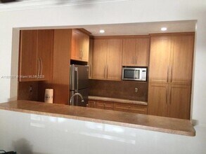 10431 N Kendall Dr in Miami, FL - Foto de edificio - Building Photo