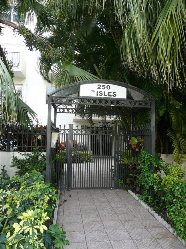250 181 Dr in Sunny Isles Beach, FL - Building Photo - Building Photo