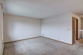 890 Pumphouse Rd, Unit 4 in Chippewa Falls, WI - Building Photo - Building Photo