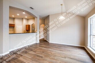 905 Chestnut Ave in Burleson, TX - Foto de edificio - Building Photo