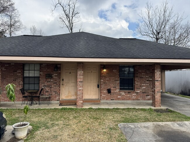 property at 6 Rosewood Pl