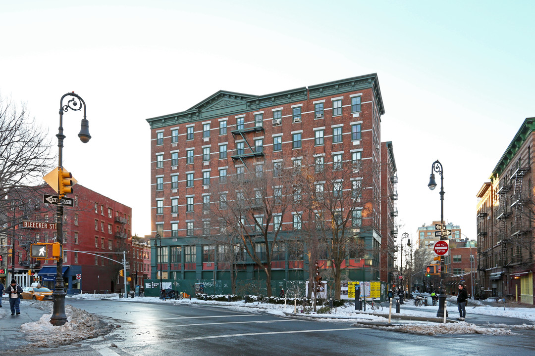 99 Bank St in New York, NY - Building Photo