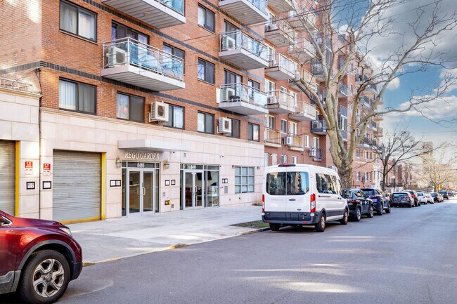 6474 Wetherole St in Rego Park, NY - Building Photo - Building Photo