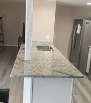 904 Byron Ln, Unit Rm #1 in Sarasota, FL - Building Photo