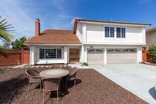 1595 Avenida De Los Lirios in Encinitas, CA - Building Photo