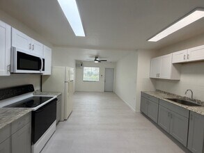 901 N J St, Unit 2 in Lake Worth Beach, FL - Building Photo - Building Photo