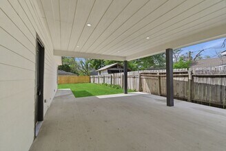 7040 Kinney St in Houston, TX - Building Photo - Building Photo