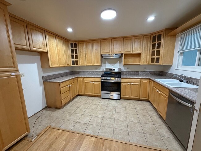 6934 Dannyboyar Ave in Los Angeles, CA - Building Photo - Building Photo