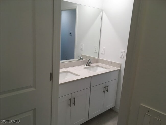 12134 Monterey Pine Ln in Ft. Myers, FL - Foto de edificio - Building Photo