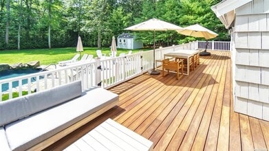 4 Scrimshaw Dr in Southampton, NY - Building Photo - Building Photo