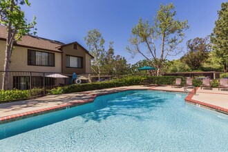 Emerald Court Apartment Homes in Lake Forest, CA - Foto de edificio - Building Photo