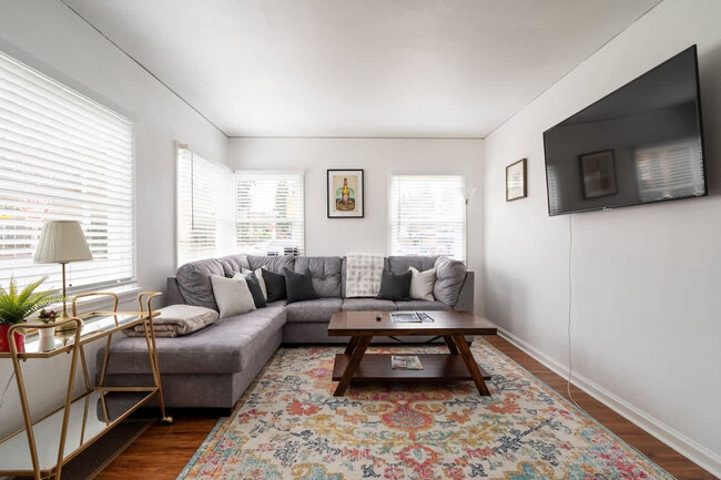 825 SE 49th Ave in Portland, OR - Foto de edificio - Building Photo