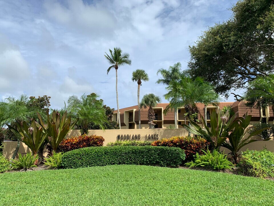 5344 Woodland Lakes Dr in Palm Beach Gardens, FL - Foto de edificio