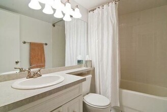 2012 West Saint Paul Avenue, Unit 209 in Chicago, IL - Foto de edificio - Building Photo