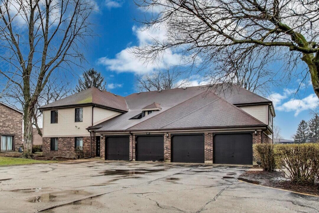 825 Waterview Cir in Vernon Hills, IL - Foto de edificio