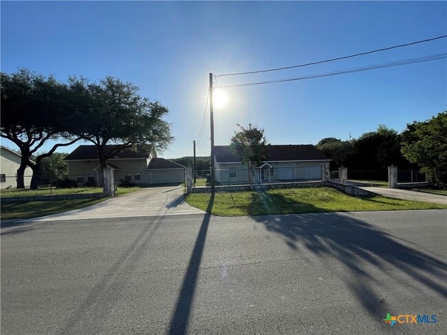 1375 Canyon Trce in Canyon Lake, TX - Foto de edificio - Building Photo