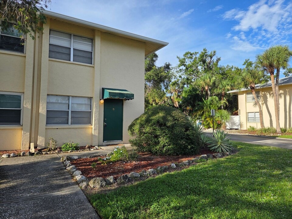 4800 Rilma Ave in Sarasota, FL - Building Photo