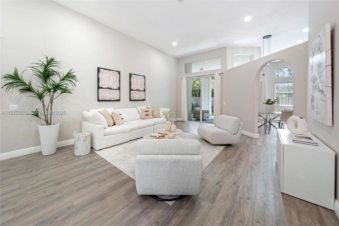 2587 Jardin Ct in Weston, FL - Foto de edificio