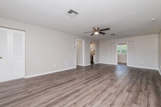 9499 Hayes St in Spring Hill, FL - Foto de edificio - Building Photo