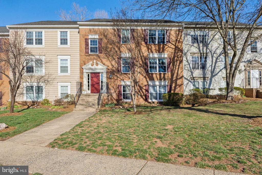 9310 Niki Pl-Unit -202 in Manassas, VA - Building Photo