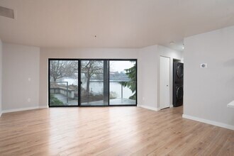 720 NW Naito Pkwy in Portland, OR - Foto de edificio - Building Photo