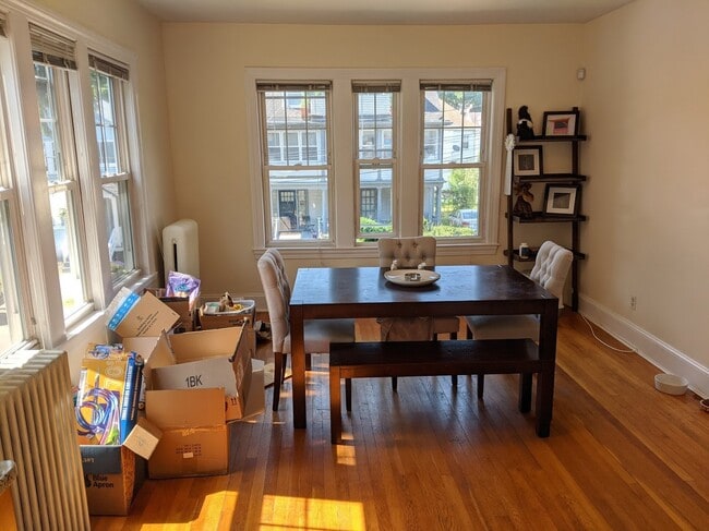 7 Nottingham St, Unit 2 in Newton, MA - Foto de edificio - Building Photo