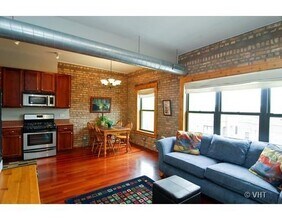 1249 W Roscoe St, Unit 3W in Chicago, IL - Building Photo - Building Photo