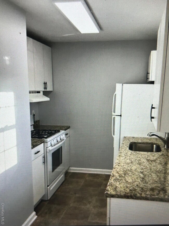 8 Alpine Dr in Wappingers Falls, NY - Building Photo - Building Photo