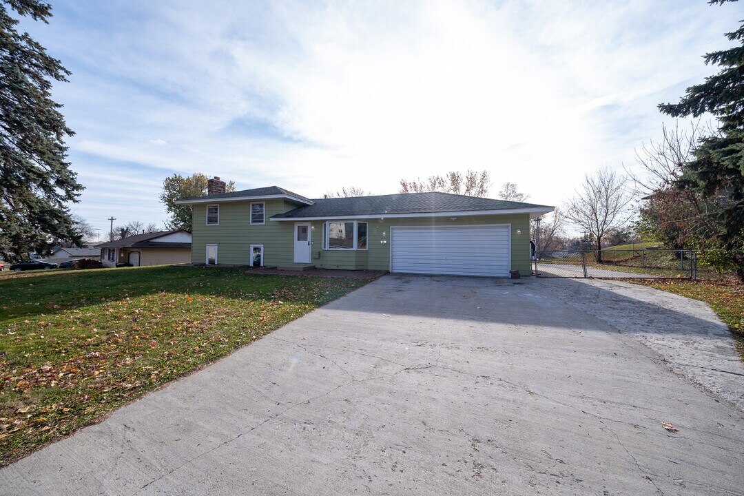 445 Walnut Ln in Apple Valley, MN - Building Photo