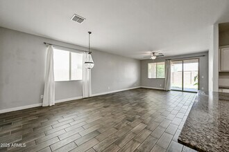 2414 E Hazeltine Way in Gilbert, AZ - Building Photo - Building Photo