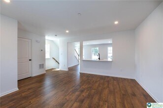 560 Long St in Emmaus, PA - Foto de edificio - Building Photo