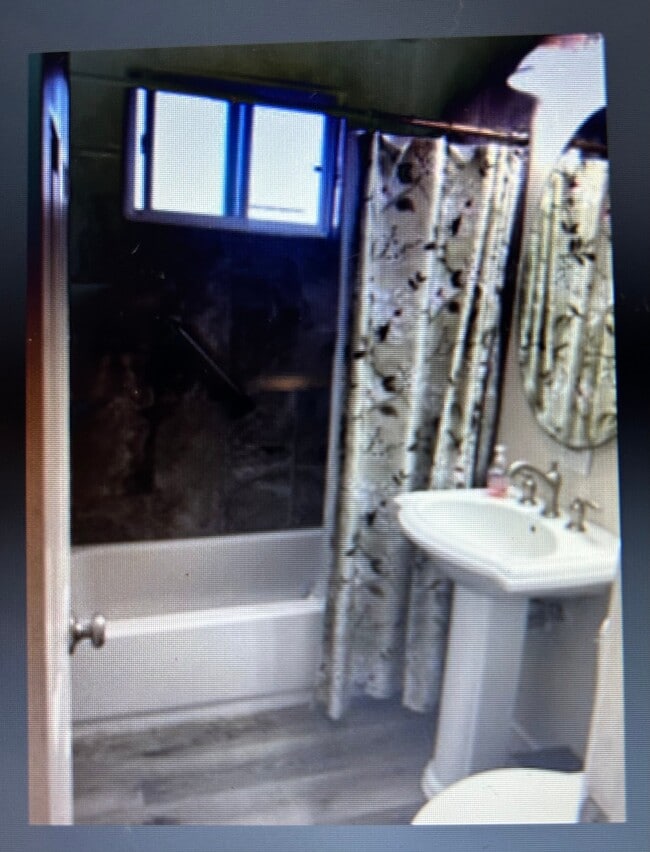 property at 1470 E Lexington Ave