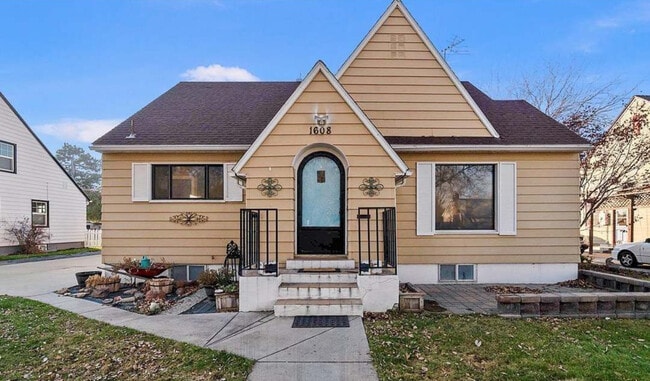 property at 1608 Idaho Ave