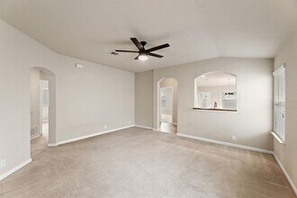 582 Briggs Dr in New Braunfels, TX - Foto de edificio - Building Photo