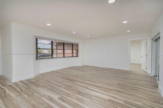 6955 NW 18th St in Margate, FL - Building Photo - Building Photo