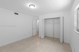 4995 Ponce de Leon in Coral Gables, FL - Building Photo - Building Photo